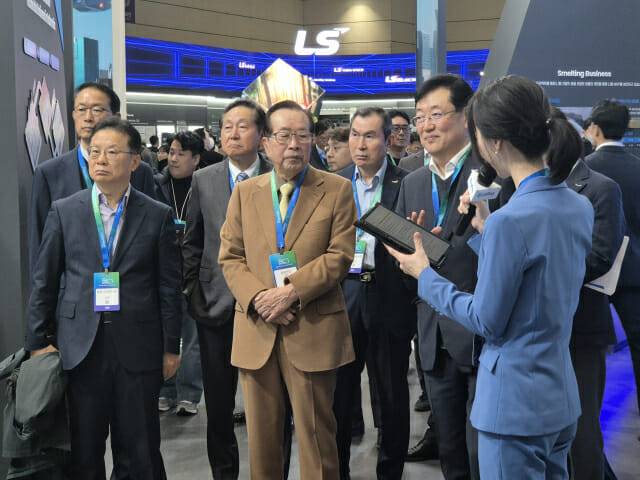 김재철 동원그룹 명예회장(가운데)이 지난 5일 인터배터리2025에서 에코프로 부스를 방문해 김윤태 에코프로이노베이션 대표(오른쪽에서 두 번째)와 설명을 듣고 있다.