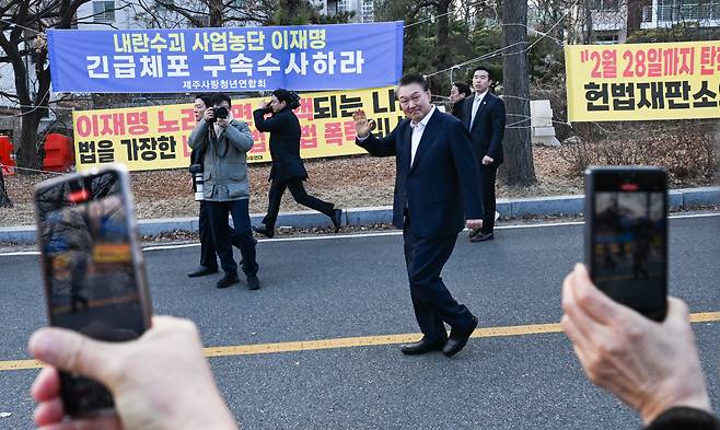 52일만에 석방된 윤석열 대통령이 8일 오후 경기도 의왕시 서울구치소에서 걸어나와 지지자들에게 인사하고 있다. /고운호 기자