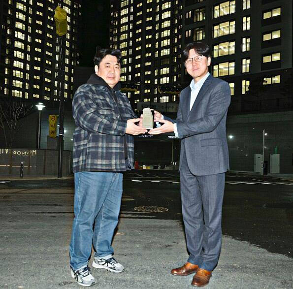 이기동 경남기업 대표이사(사진 오른쪽)가 지난 7일 경기도 양주시 ‘장흥역 경남아너스빌 북한산뷰’에서 진행된 입주 기념 점등식에서 김국지 입주예정자협의회장으로부터 감사패를 받으며 기념 촬영하고 있다. /SM그룹 제공