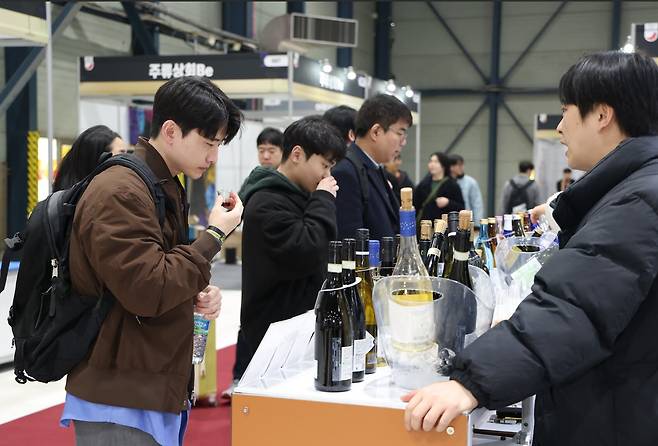 서울 학여울역 세텍(SETEC)에서 진행된 '2025 대한민국주류대상 박람회'에서 관람객들이 시음을 하고 있다./조선비즈