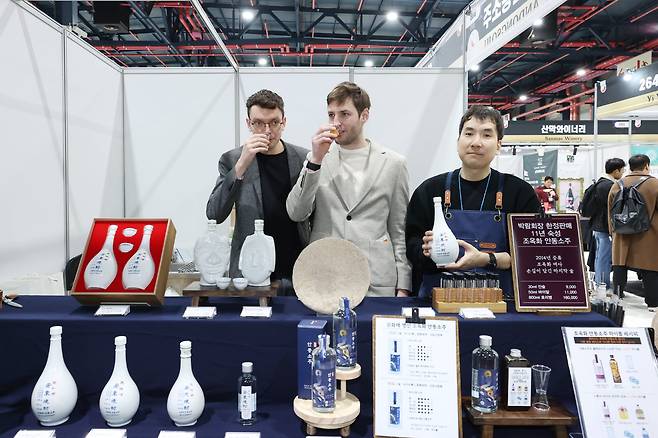 2025 대한민국주류대상 박람회 외국인 참관객들이 국내 전통주 부스에서 안동소주를 맛보고 있다. /조선비즈