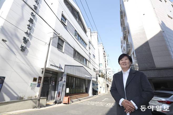 김경인씨가 경관 디자인 공유 대표가 십자성 경로당을 배경으로 포즈를 취했다.  경로당 1층은 모두를 위한 카페,2층과 3층은 각각 할머니 방, 할아버지 방으로 사용한다. 변영욱 기자 cut@donga.com