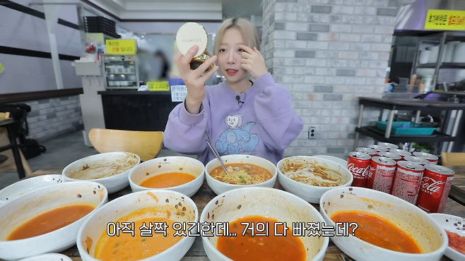 37년 전통 라면가게에서 라면 10그릇 먹었더니 사람들이..🤣 특이한 우유라면과 짜파게티 짬뽕라면 먹방 14-1 screenshot.png 먹방 유튜버의 보법이 다른 얼굴 붓기 빼는 법