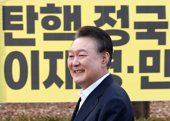 윤석열 대통령이 8일 오후 경기 의왕시 서울구치소에서 석방돼 지지자들을 바라보며 걸어가고 있다. 김영원 기자 forever@hani.co.kr