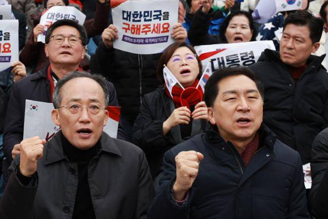 국민의힘 김기현(앞줄 오른쪽), 추경호(앞줄 왼쪽) 의원 등이 지난 1일 서울 여의대로에서 세이브코리아가 연 '3·1절 국가비상기도회'에서 윤석열 대통령 탄핵 기각을 촉구하고 있다. 연합뉴스