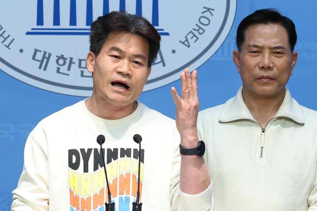 지난달 26일 한국사 강사 전한길씨가 서울 여의도 국회 소통관에서 자유민주시민회의와 대한민국바로세우기운동본부, 세이브코리아 주최로 열린 기자회견에 참석해 헌법재판소의 윤석열 대통령 탄핵 각하를 촉구하고 있다. 전한길 강사 옆에는 세이브코리아의 대표인 손현보 목사가 서 있다. 뉴스1