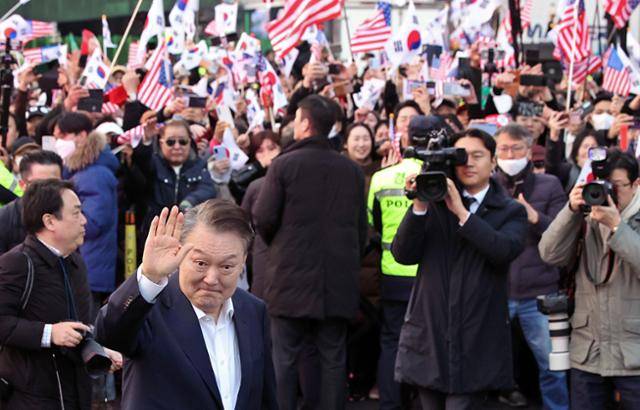 석방된 윤석열 대통령이 8일 오후 서울 용산구 한남동 관저 입구에서 지지자들에게 인사하고 있다. 뉴시스