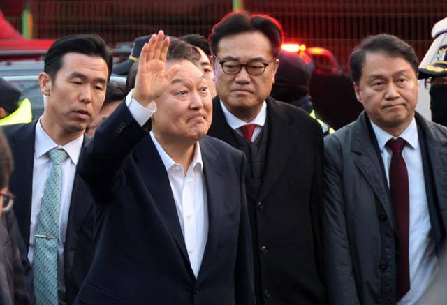 서울구치소에서 석방된 윤석열 대통령이 8일 서울 한남동 관저 앞에서 차에서 내려 지지자들에게 인사하고 있다. 윤 대통령 오른쪽에 정진석 비서실장과 김주현 민정수석. 연합뉴스