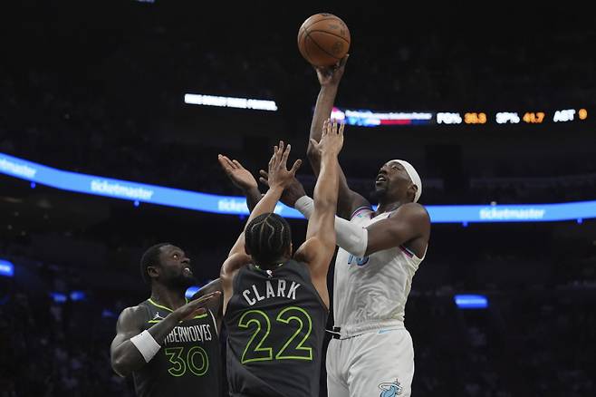 <yonhap photo-2899="">마이애미 아데바요(오른쪽)가 8일 카세야 센터에서 열린 미네소타와의 정규리그 홈 경기 중 슛을 시도하고 있다. AP=연합뉴스</yonhap>