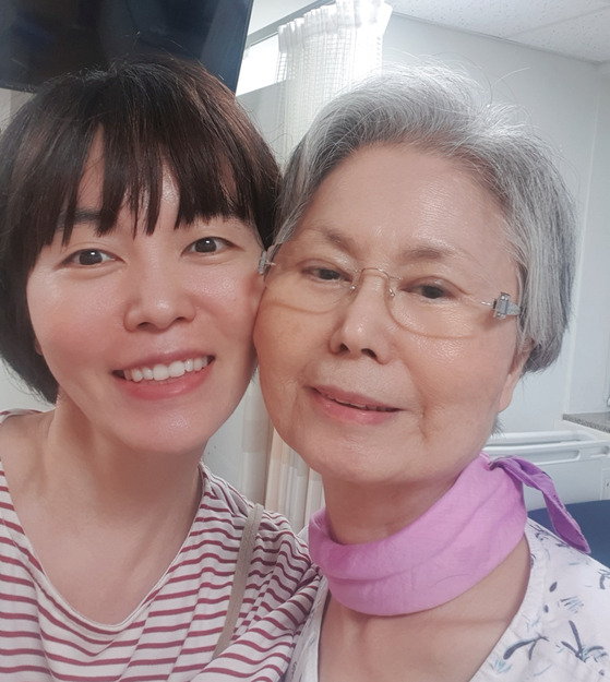 지난 2022년 남유하 작가와 어머니 조순복씨. 사진 남 작가