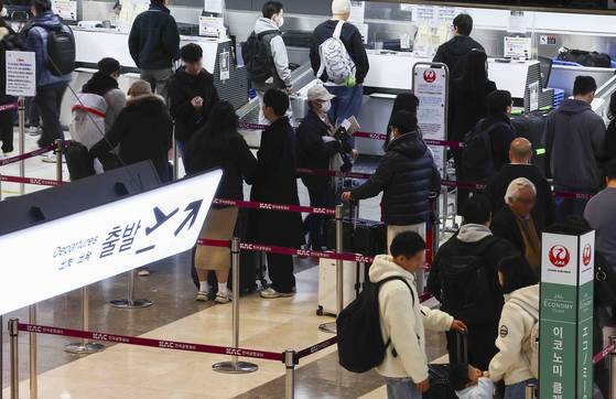 삼일절 연휴 첫날이던 지난달 28일 서울 강서구 김포국제공항 국제선 출국장이 여행객들로 붐비고 있다. 뉴시스