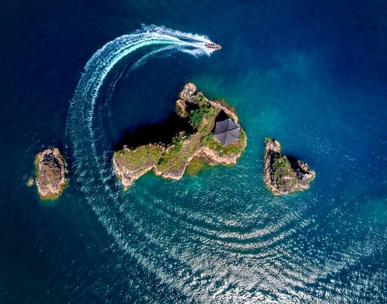 도담삼봉 사이로 보트가 지나가고 있다. 중앙포토