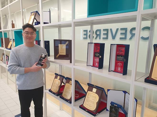 앤드류 신 차장이 대한민국소비자신뢰대표브랜드대상 상패를 들어보이고 있다. 윤현주 기자