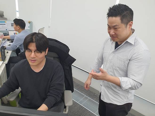 최원재 대리(왼쪽)와 팀 리 차장이 외국인 강사 채용 회의를 하고 있다. 윤현주 기자