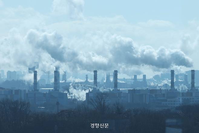 전국적으로 한파 특보가 내린 지난달 4일 인천 서구 서인천복합화력발전소 굴뚝에서 수증기가 나오고 있다. 기사 내용과 관련 없음. 한수빈 기자