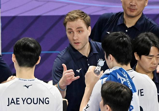 프로배구 대한항공의 감독대행으로 나선 블레어 벤 코치(가운데)가 9일 인천계양체육관에서 열린 2024-2025 V리그 남자부 우리카드와 6라운드 경기에서 선수들에게 작전을 지시하고 있다. 한국배구연맹 제공