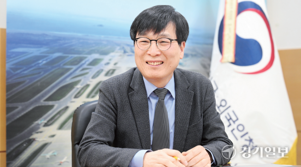 이호원 인천공항출입국·외국인청장이 경기일보와 인터뷰를 하고 있다. 조병석기자