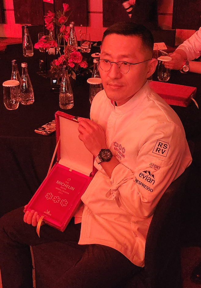 강민구 밍글스 오너 셰프가 미쉐린 3스타 상패를 들고 기념촬영하고 있다. 안병준 기자