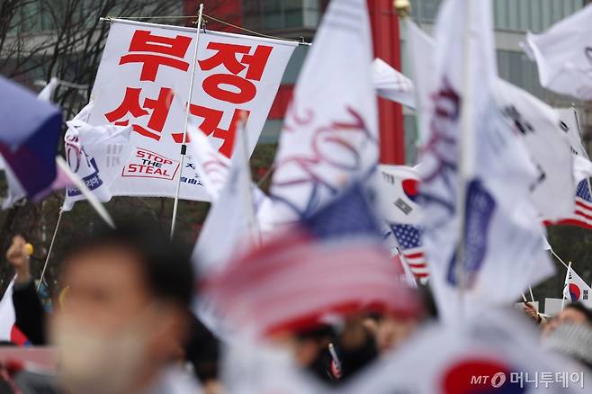 [서울=뉴시스] 김명년 기자 = 1일 오후 서울 영등포구 여의도 여의대로에서 열린 '세이브코리아 3·1절 국가비상기도회'에서 참석자들이 윤 대통령 탄핵 기각을 촉구하고 있다. 2025.03.01. kmn@newsis.com /사진=김명년