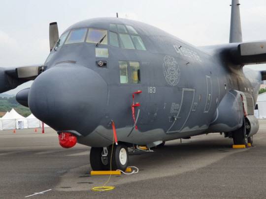 2023년 10월 서울 ADEX가 열린 성남 서울공항 야외전시장에 공군의 침투용 특수전 수송기 MC-130K가 첫 선을 보이고 있다.디펜스 타임즈 제공