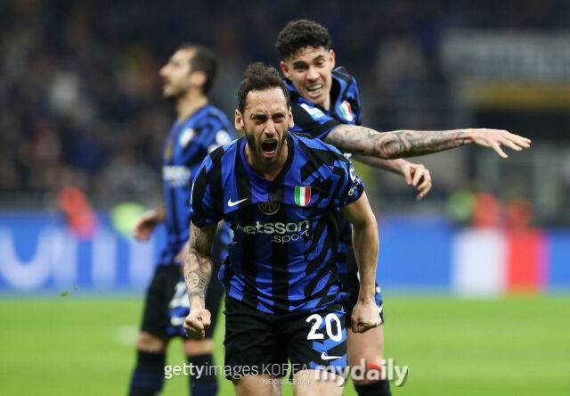 찰하노글루(앞 20번)가 9일 몬차와 경기에서 동점골을 터뜨린 후 포효하고 있다. /게티이미지코리아