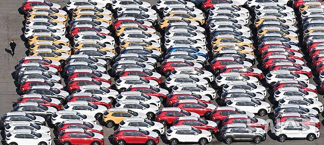 [평택=뉴시스] 김종택 기자 = 경기 평택시 포승읍 평택항 야적장에 수출용 자동차들이 세워져 있다. 2025.02.19. jtk@newsis.com