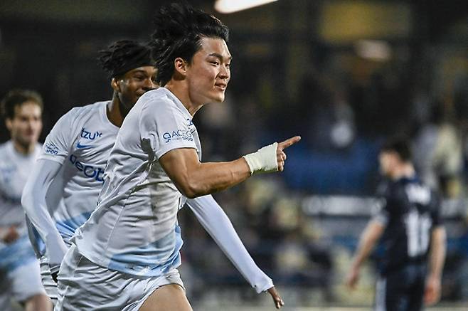 헹크 오현규가 9일 덴데르와 원정에서 추가 시간 득점한 뒤 기뻐하고 있다. AFP=연합뉴스