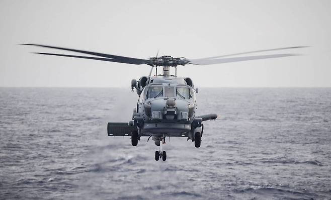 미 해군 MH-60R이 수면으로 접근하고 있다. 세계일보 자료사진