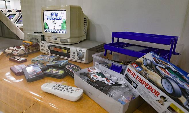 서울 동대문구 청량오락실에 고전 가정용 오락기 패미컴(Family Computer)과 게임팩 등이 전시되어 있다..