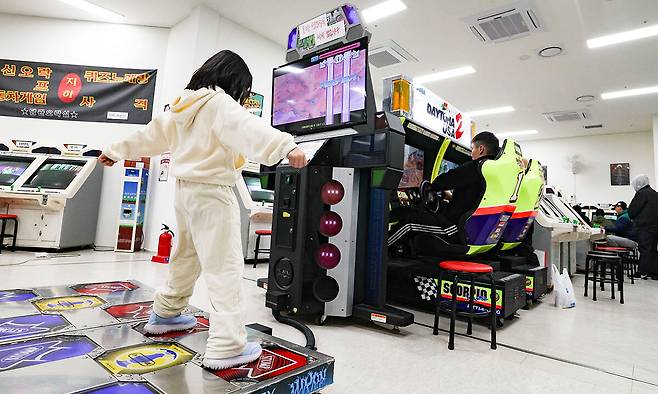 서울 동대문구 청량오락실에서 한 아이가 펌프(Pump it up) 게임을 즐기고 있다.