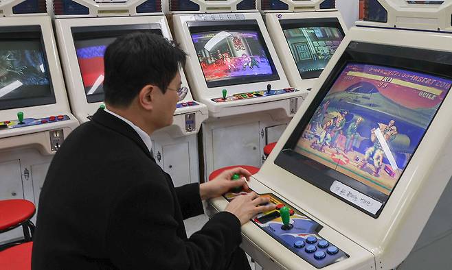 서울 동대문구 청량오락실에서 한 시민이 스트리트 파이터 2 게임을 즐기고 있다.