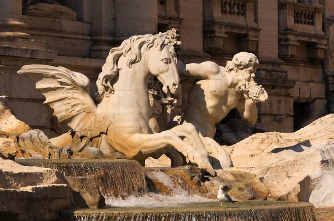 이탈리아 로마의 트레비 분수 속 트리톤상. [AP뉴시스]