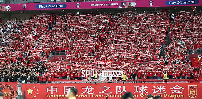 ▲ 미국 스포츠방송 '폭스 스포츠'는 AI 챗봇 '챗 지피티'에 2030년 월드컵 참가국이 64개국으로 확대될 경우 어떤 팀이 본선에 오를지를 물었다. AI는 한국, 일본뿐만 아니라 중국, 인도, 방글라데시, 솔로몬 제도 등이 본선에 오를 가능성이 크다고 예측했다. ⓒ곽혜미 기자