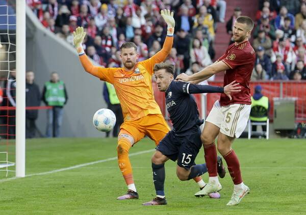 ▲ '다이어 뭐하니?' 바이에른 뮌헨이 보훔에 2-3으로 졌다. 중앙 미드필더 주앙 팔리냐가 퇴장 당한 가운데 에릭 다이어 중심의 수비가 뚫리며 리그 2패째를 기록했다. ⓒ연합뉴스/EPA/AFP/REUTERS