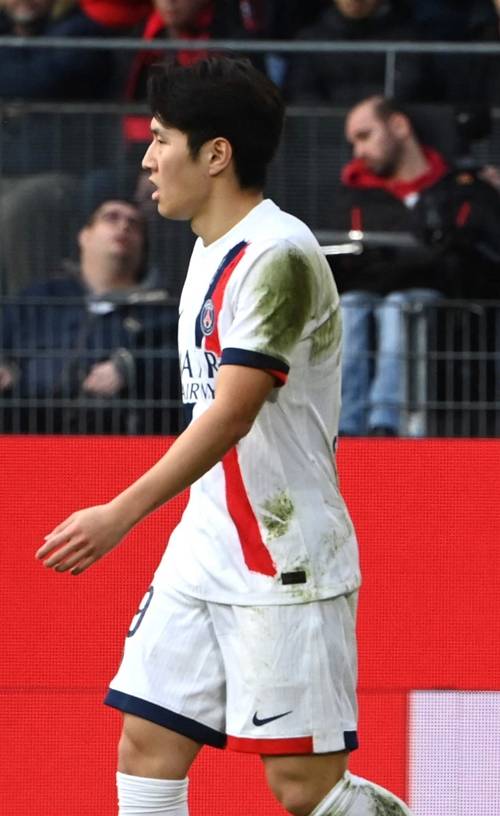 ▲ 2028년 6월까지 PSG와 계약한 이강인이지만, 내부 경쟁자가 너무 많다. 이적 가능성이 아주 없는 것은 아니다. 하지만, 잔류와 이적 모두 여전히 안갯속이다. 이 과정에서 팀을 알 수 없지만, 사우디아라비아행 소문까지 나왔다. ⓒ연합뉴스/AFP
