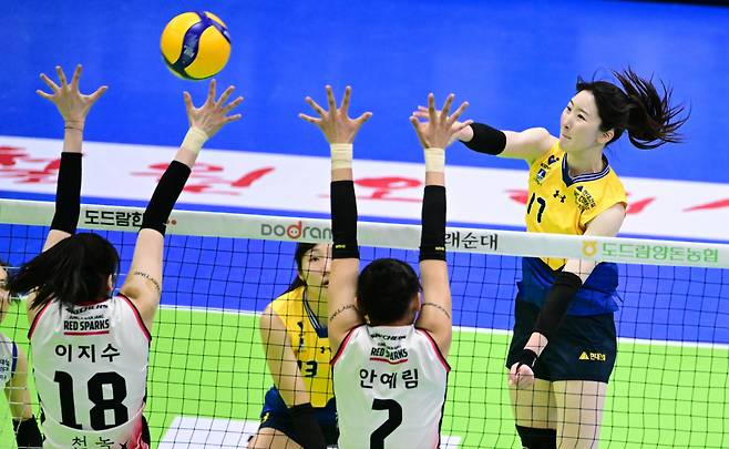 고예림(오른쪽)이 스파이크를 날리고 있다. /사진=한국배구연맹(KOVO) 제공