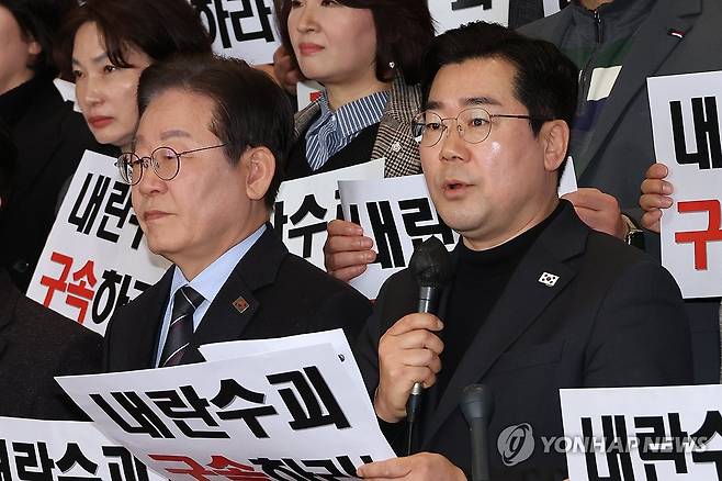 민주당, "심우정 총장 즉시 고발" (서울=연합뉴스) 김주성 기자 = 더불어민주당 박찬대 원내대표가 9일 서울 여의도 국회에서 비상 의원총회를 마치고 본청 계단에서 열린 결의대회에서 심우정 검찰총장에 대한 고발 계획을 밝히며 사퇴를 촉구하고 있다. 2025.3.9 utzza@yna.co.kr