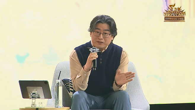 옥성태 디렉터가 팬들에 감사의 인사를 전했다(출처=쇼케이스 영상 캡처).