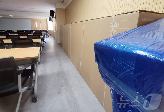 예과 1학년이 수업을 듣는 강의실 한쪽에 모니터와 전자칠판이 쌓여 있다. 2025.3.10/뉴스1