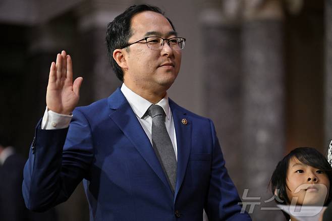 한국계 미국인 출신 앤디 김 미국 상원의원이 국회의사당에서 취임 선서를 하고 있다. 2025.01.03 ⓒ 로이터=뉴스1 ⓒ News1 정지윤 기자