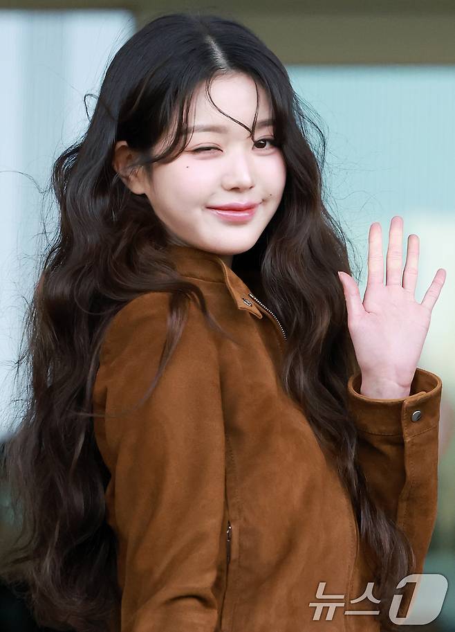 아이브 장원영이 10일 오전 패션쇼 참석 차 인천국제공항 제2터미널을 통해 프랑스 파리로 출국에 앞서 사랑스러운 인사를 하고 있다. 2025.3.10/뉴스1 ⓒ News1 김진환 기자