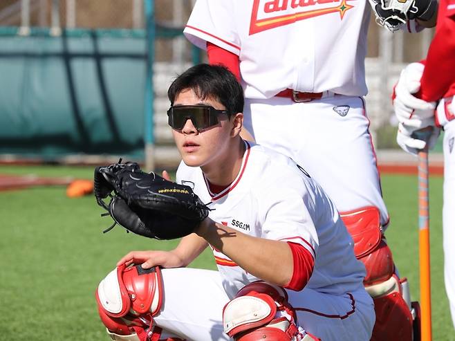 포수 훈련 중인 SSG 포수 이율예 사진 | SSG