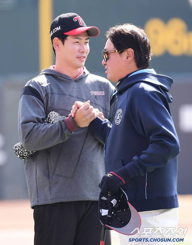 10일 부산 사직구장에서 열린 KBO리그 시범경기 롯데와 LG의 경기. LG 홍창기와 인사 나누는 롯데 임훈 코치. 부산=송정헌 기자songs@sportschosun.com/2025.03.10/