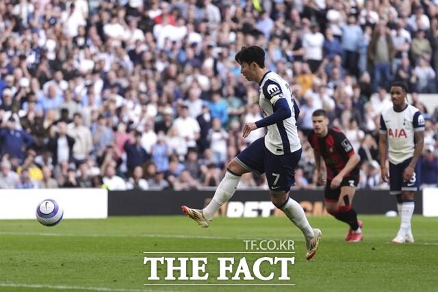 토트넘의 '캡틴' 손흥민이 9일 본머스와 2024~2025 EPL 28라운드 홈 경기에서 후반 39분 파넨카 킥으로 2-2 동점을 만들고 있다./런던=AP.뉴시스