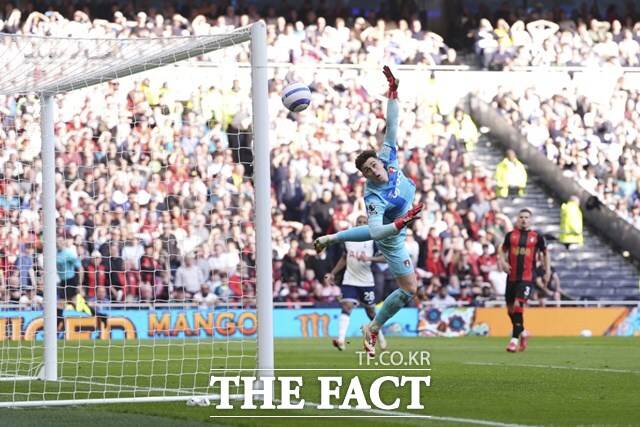 토트넘 미드필더 파페 사르의 '슈터링'이 왼쪽 골대를 때리고 골로 연결되면서 토트넘은 1-2로 따라붙었다./런던=AP.뉴시스