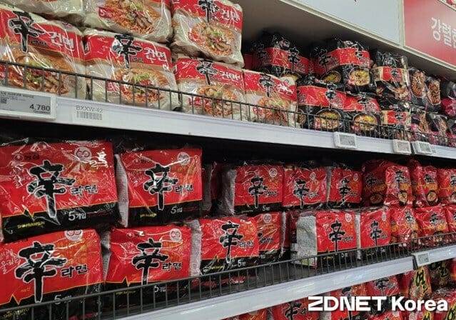 서울 시내 한 마트에 농심 라면이 진열돼 있다.