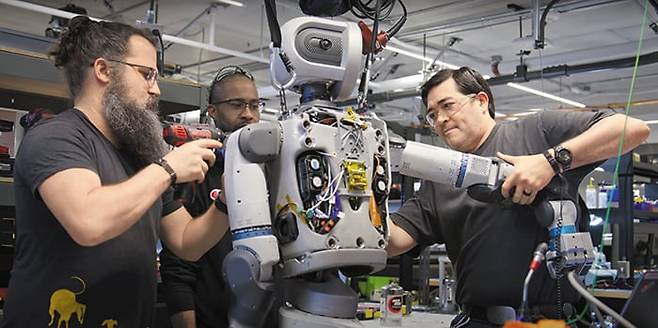 현대차 산하 로봇 계열사인 ‘보스턴 다이내믹스’가 지난 5일 공개한 휴머노이드(인간형 로봇) 개발 과정을 담은 영상의 한 장면. 현대차는 로봇의 AI 성능을 강화해 연내 자동차 생산 라인에 처음으로 시범 투입할 계획이다. /현대차