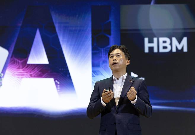 곽노정 SK하이닉스 대표이사가 지난해 강남구 코엑스에서 열린 SK AI SUMMIT 2024에서 ‘차세대 AI Memory의 새로운 여정, 하드웨어를 넘어 일상으로’ 주제로 연설하고 있다./ 뉴스1