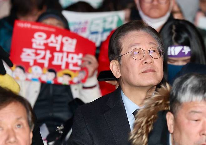 이재명 더불어민주당 대표가 9일 오후 서울 종로구 경복궁역 4번출구 인근에서 열린 '윤석열 즉각퇴진·사회대개혁 비상행동 탄핵 촉구 집회'에 참석해 있다. ⓒ뉴시스