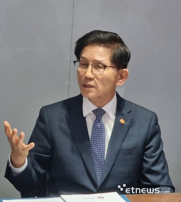 김문수 고용노동부 장관이 10일 정부세종청사에서 진행된 기자간담회에서 질문에 답변하고 있다.